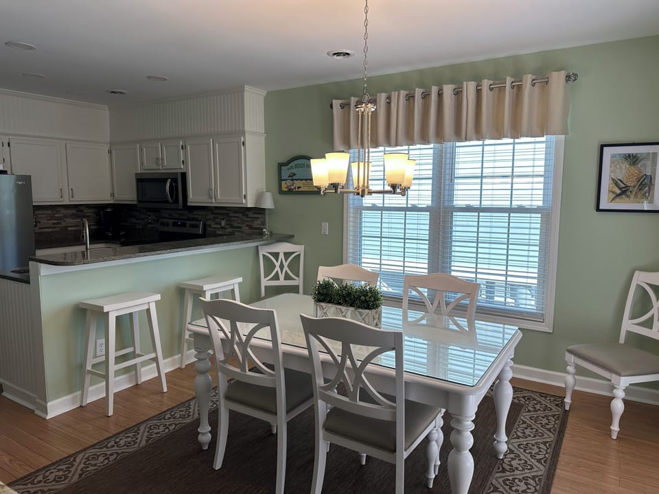Dining for 6 with Additional Countertop Seating