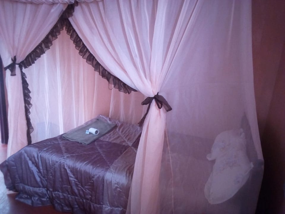 Single Room | Desk, blackout drapes, bed sheets