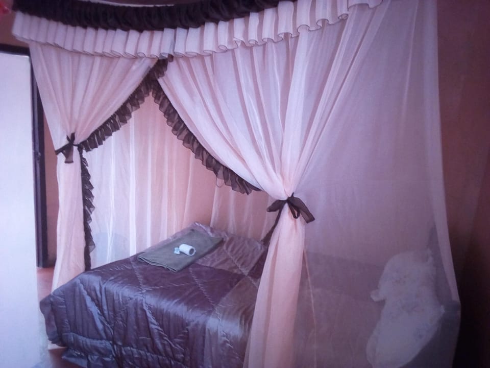 Single Room | Desk, blackout drapes, bed sheets
