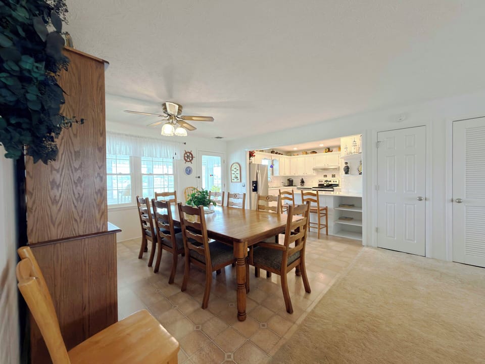 Dining & Kitchen Area