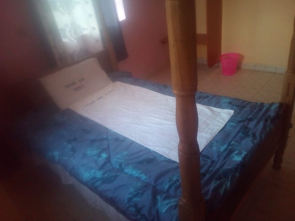 Single Room | Desk, bed sheets