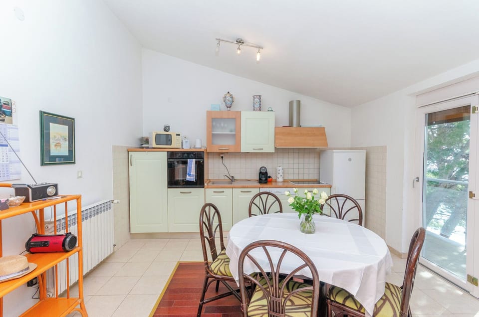 Apartment (A7) | Private kitchen | Microwave, stovetop, electric kettle, cookware/dishes/utensils