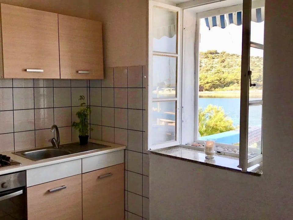 Private kitchen | Fridge, oven, stovetop, electric kettle