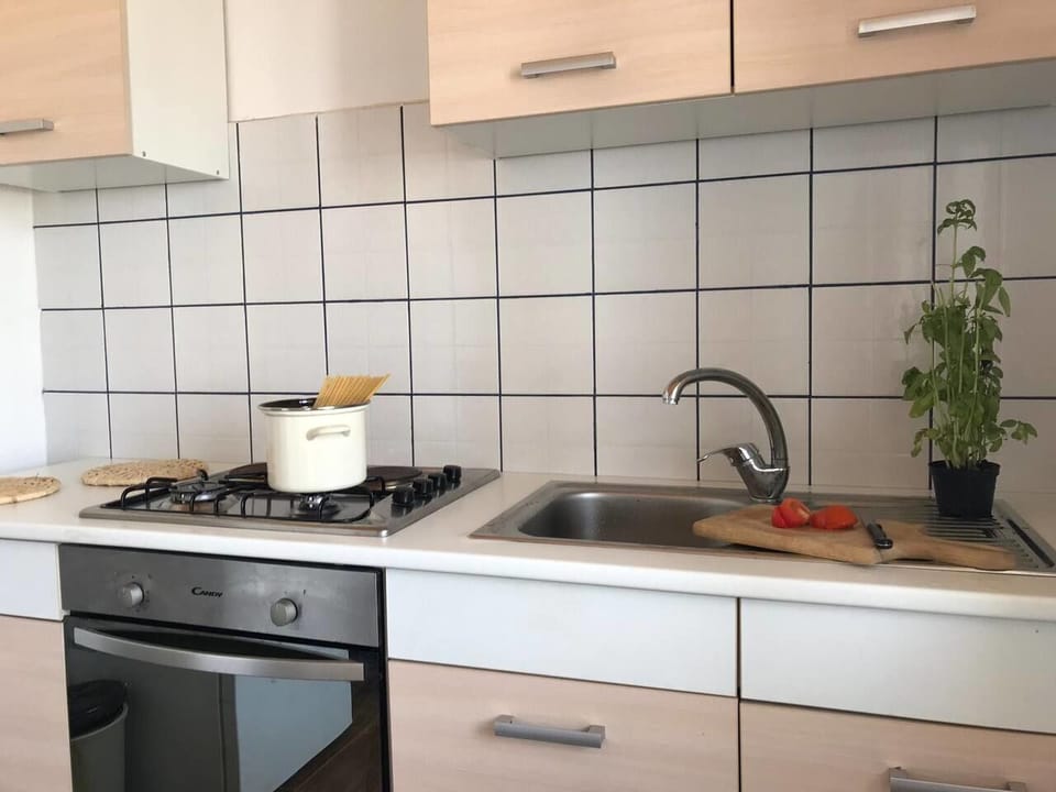 Private kitchen | Fridge, oven, stovetop, electric kettle