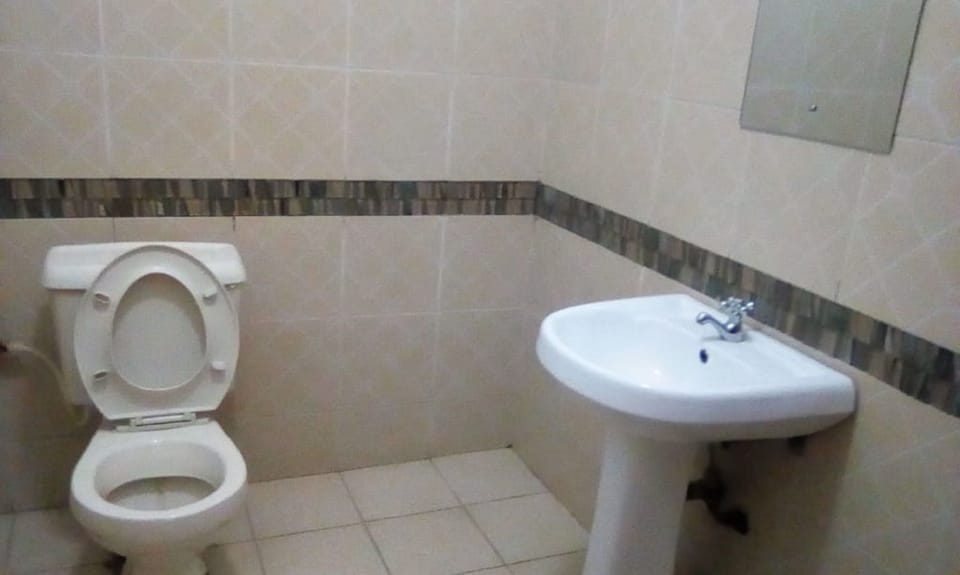 Shower, rainfall showerhead, free toiletries, towels