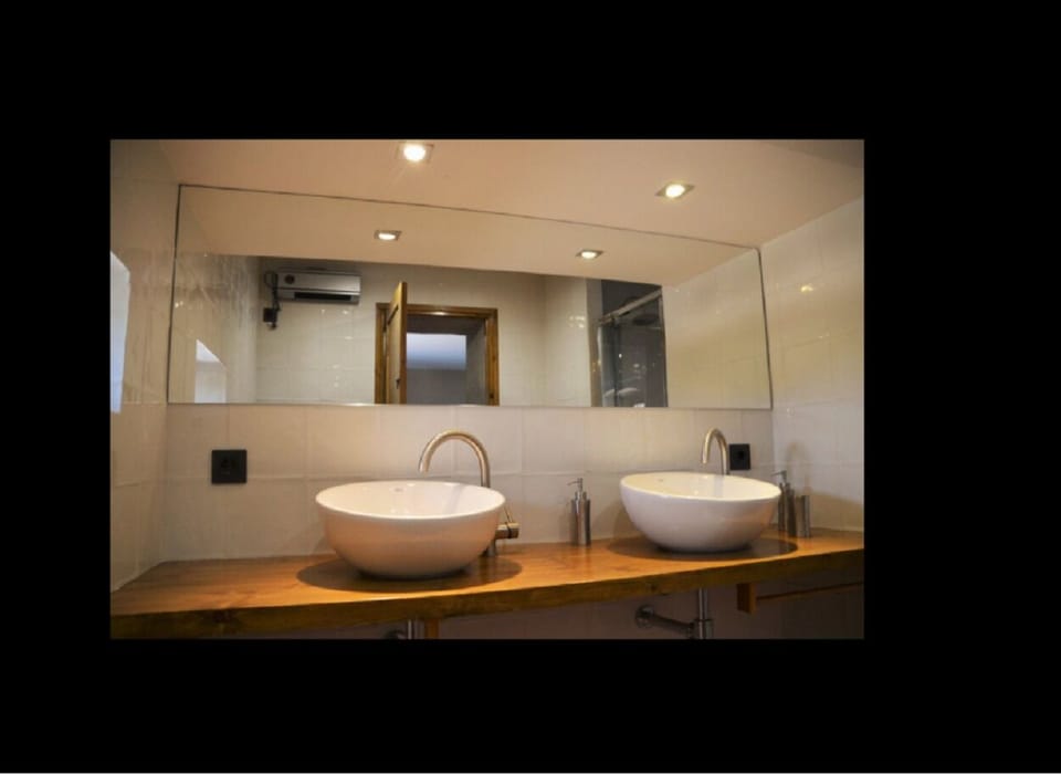 CASA CISERO has been modernised a couple of years ago - here a bathroom