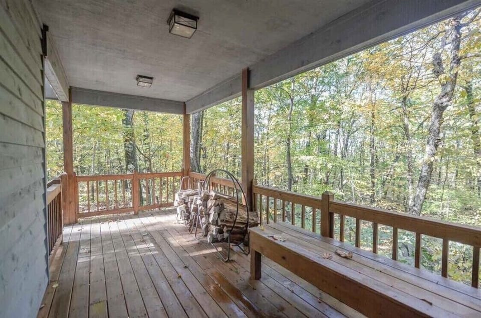 Large front porch to leave skis or dirty hiking shoes out of the weather