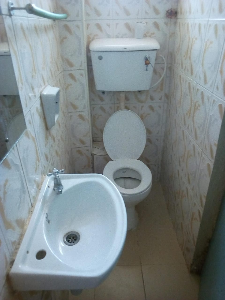 Single Room | Bathroom | Shower, free toiletries, towels