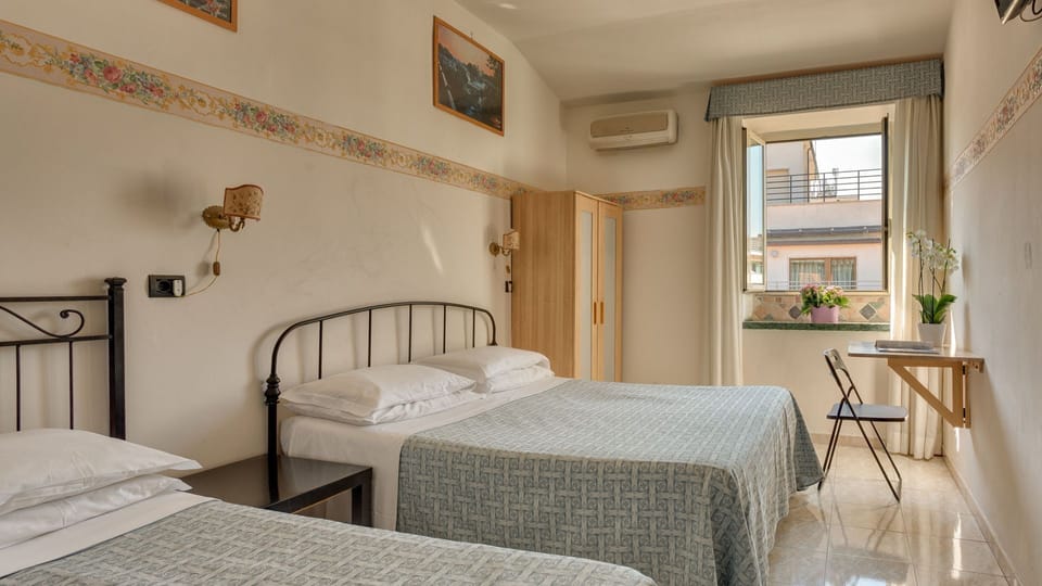 Triple Room | Soundproofing, WiFi (free), bed sheets