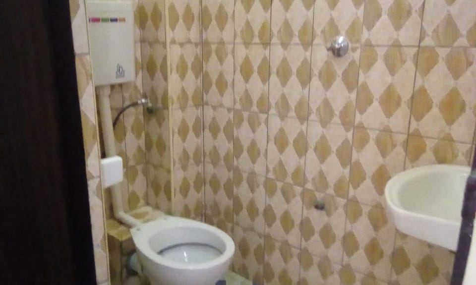 Double Room | Bathroom | Shower, rainfall showerhead, free toiletries, towels