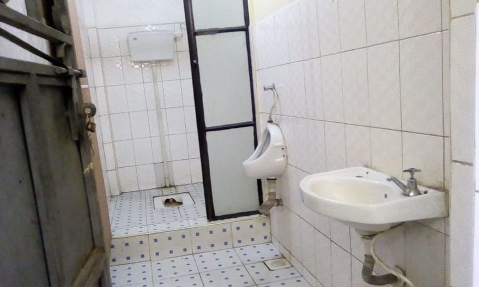 Single Room | Bathroom | Shower, rainfall showerhead, free toiletries, towels