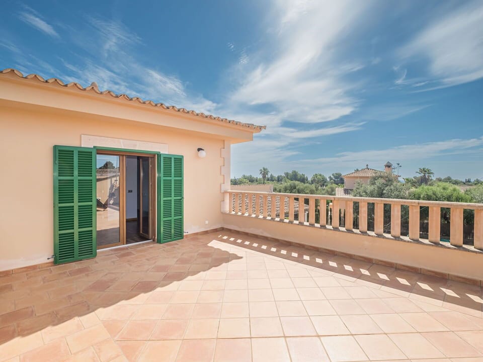 Cloud, Sky, Property, Building, Wood, House, Shade, Plant, Land Lot, Door