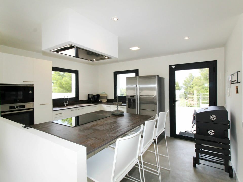 Countertop, Room, Furniture, Property, Interior Design, Kitchen, Building, Cabinetry, Ceiling, House