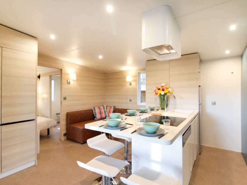 Room, Property, Furniture, Interior Design, Building, Ceiling, Cabinetry, Floor, Real Estate, Kitchen