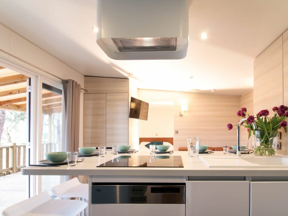 Cabinetry, Countertop, Sink, Building, Tap, Interior Design, Wood, Architecture, Floor, Kitchen