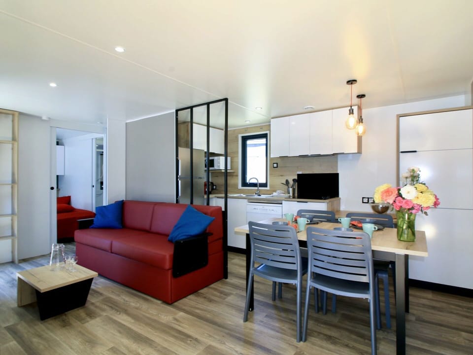 Room, Furniture, Interior Design, Living Room, Property, Building, Floor, House, Laminate Flooring, Wood Flooring