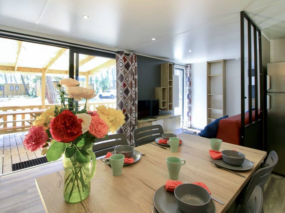 Flower, Table, Furniture, Property, Plant, Building, Tableware, Vase, Interior Design, Wood