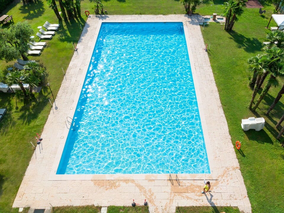 Plant, Water, Green, Rectangle, Swimming Pool, Urban Design, Flooring, Tree, Grass, Leisure