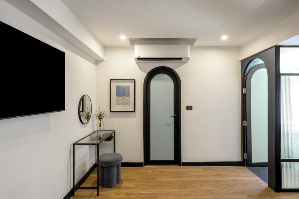 Suite, 1 Double Bed | Living area | 43-inch Smart TV with cable channels