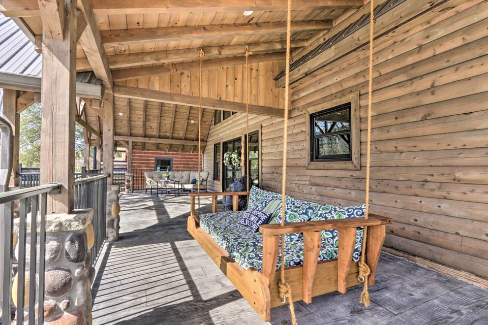 Deck | Outdoor Dining Area | Gas Grill