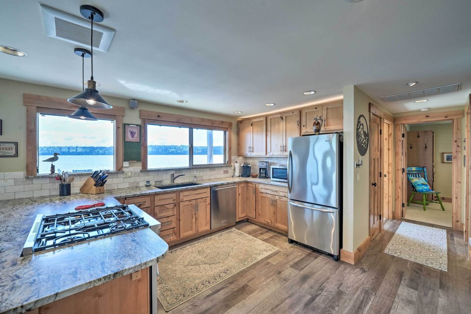 Kitchen | Fully Equipped w/ Cooking Basics