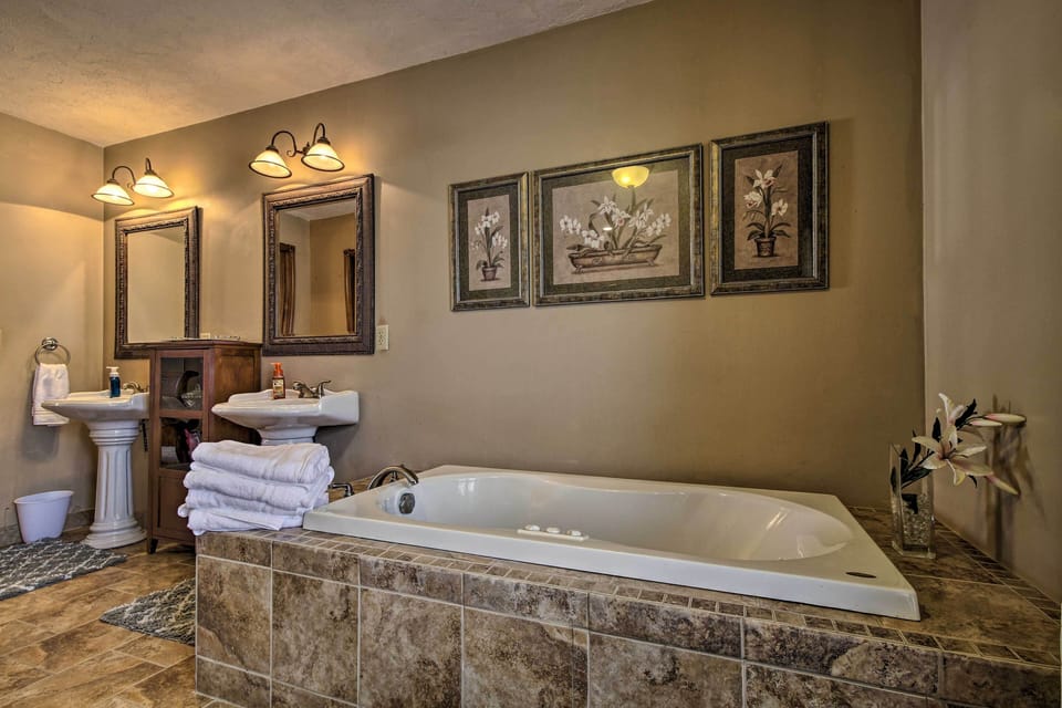 En-Suite Bathroom | Jetted Tub | Walk-In Shower