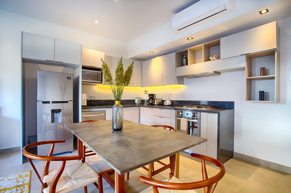 Dining area seating for 4