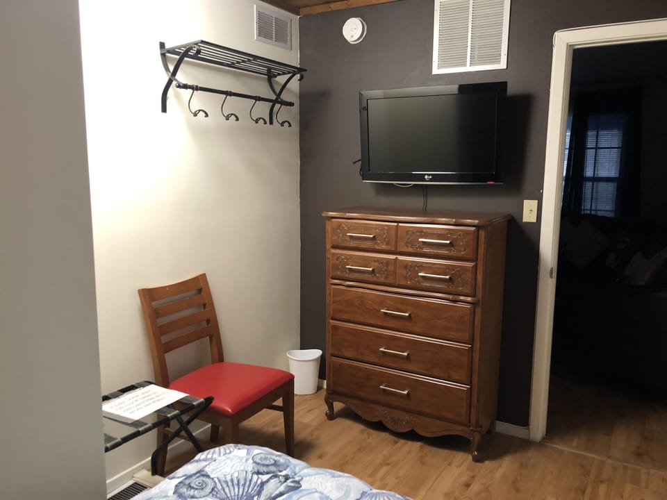 Room 3: Matrimonial bed with flat TV 