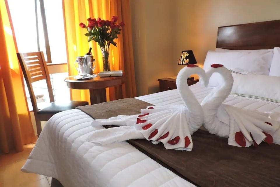 Hypo-allergenic bedding available, in-room safe, desk, WiFi (free)