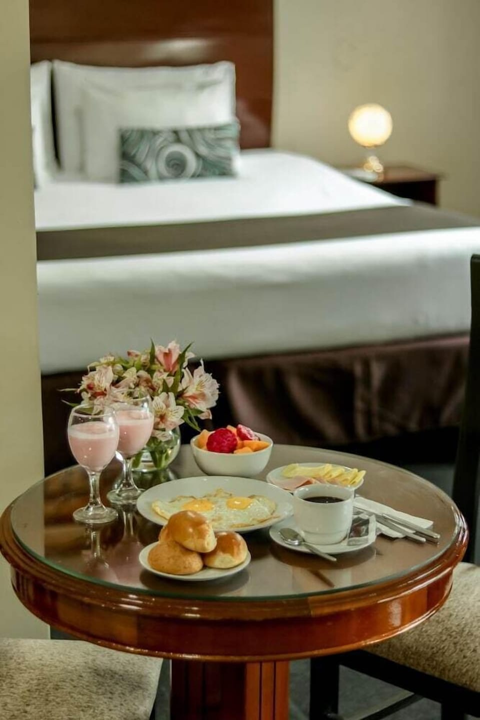 Hypo-allergenic bedding available, in-room safe, desk, WiFi (free)