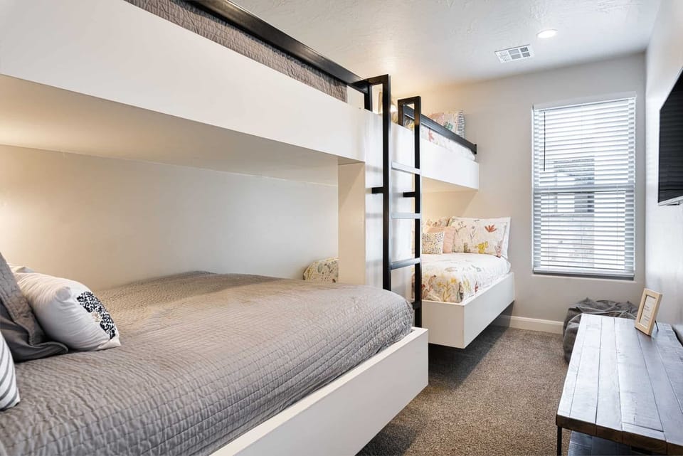 Twin / Full Bunkroom