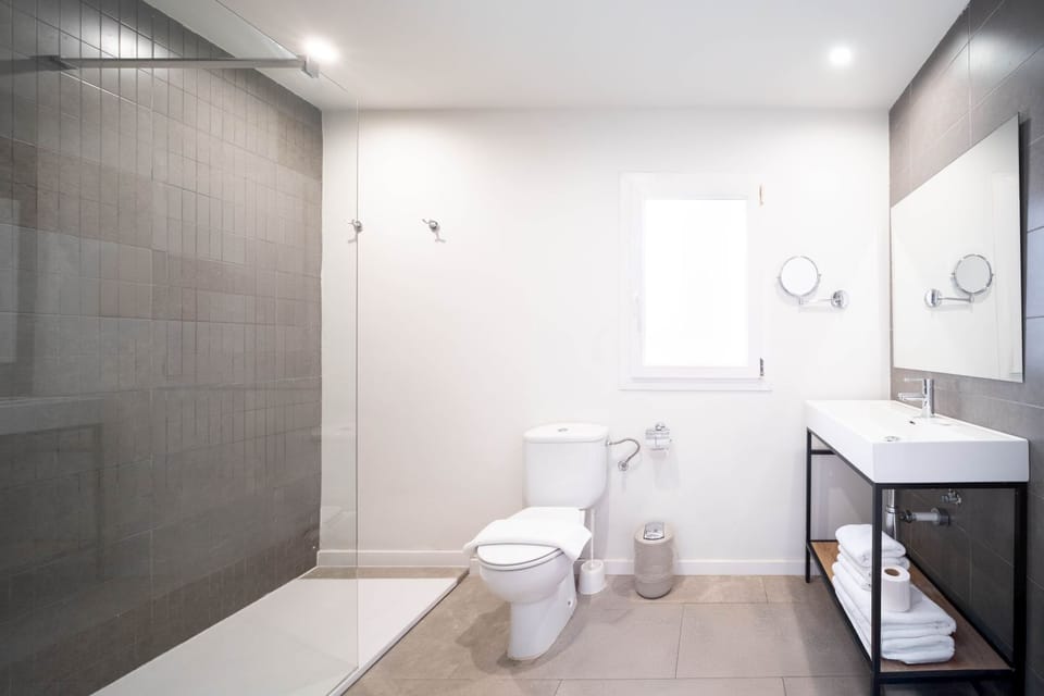 Premium Room | Bathroom | Shower, hair dryer, towels, soap
