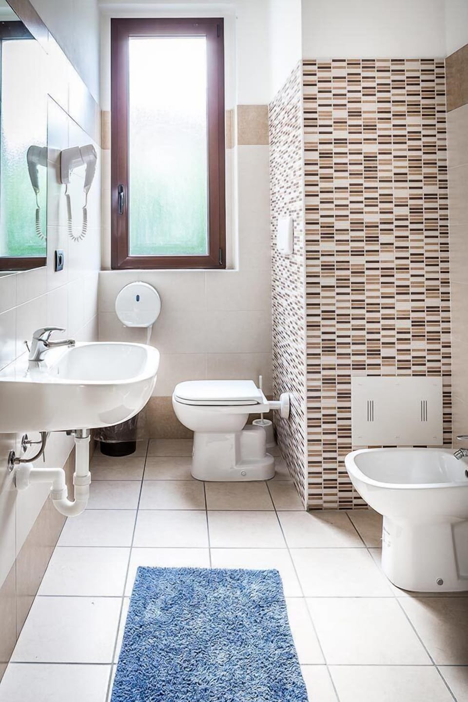 Rainfall showerhead, free toiletries, hair dryer, bidet