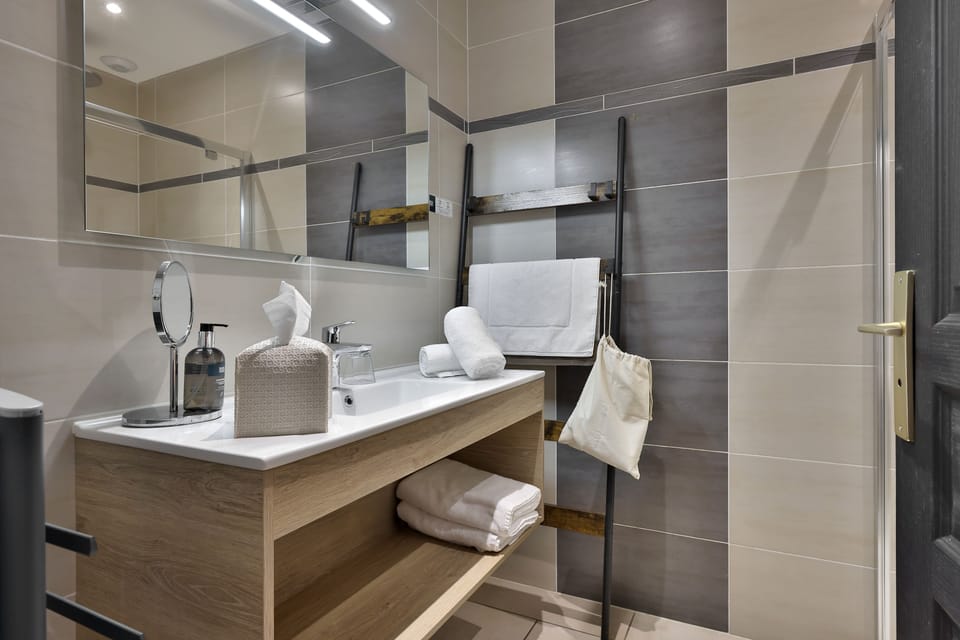 Superior Studio Suite | Bathroom | Shower, free toiletries, hair dryer, towels