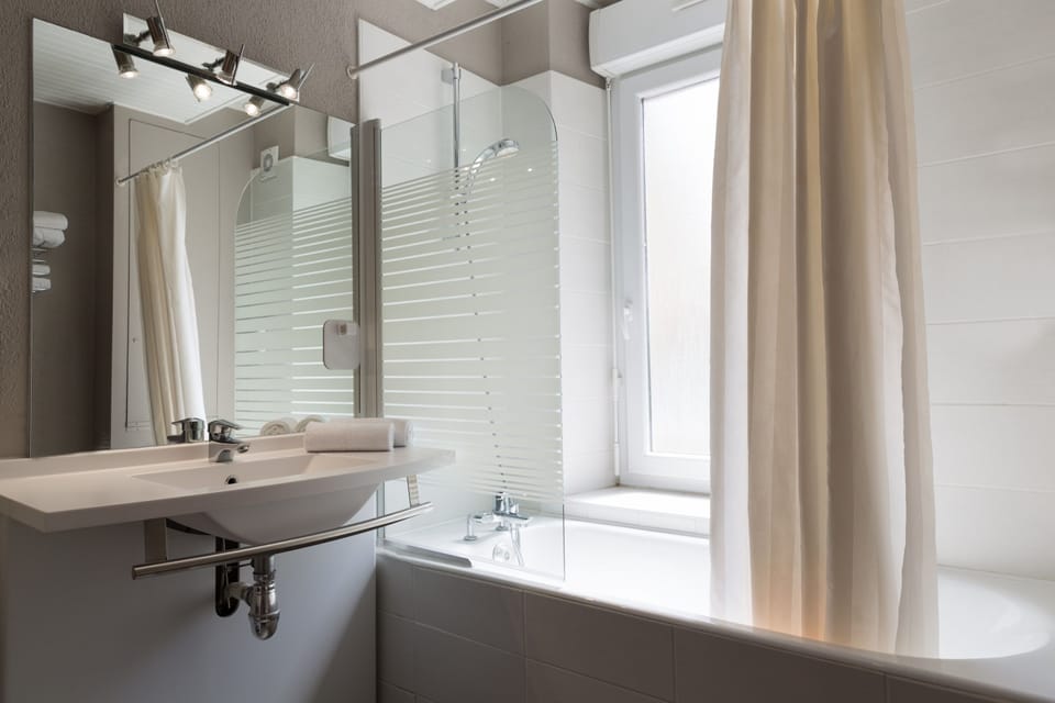 Family Quadruple Room | Bathroom | Hair dryer, towels
