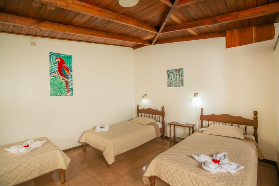 Standard Triple Room | In-room safe, desk, bed sheets