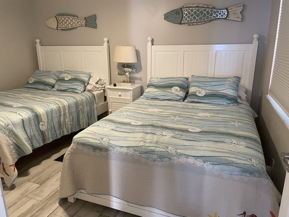 Guest room w/ 2 queen beds