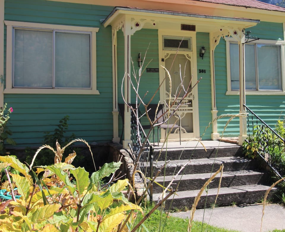Cute 2 bedroom, 1.5 bath Ouray Victorian Cottage only 1 block from Main Street