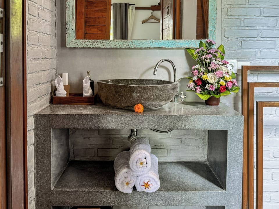 Bungalow Room | Bathroom | Shower, towels, soap, shampoo