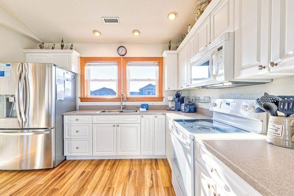 Top-Level Kitchen with Bar (seats 4)