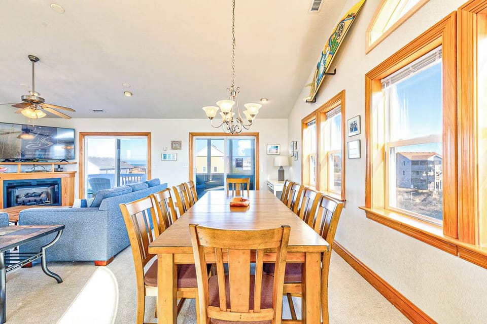Top-Level Dining Room with Table (seats 8)