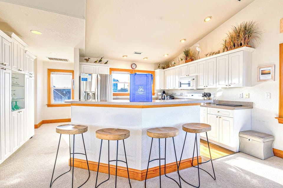 Top-Level Kitchen with Bar (seats 4)