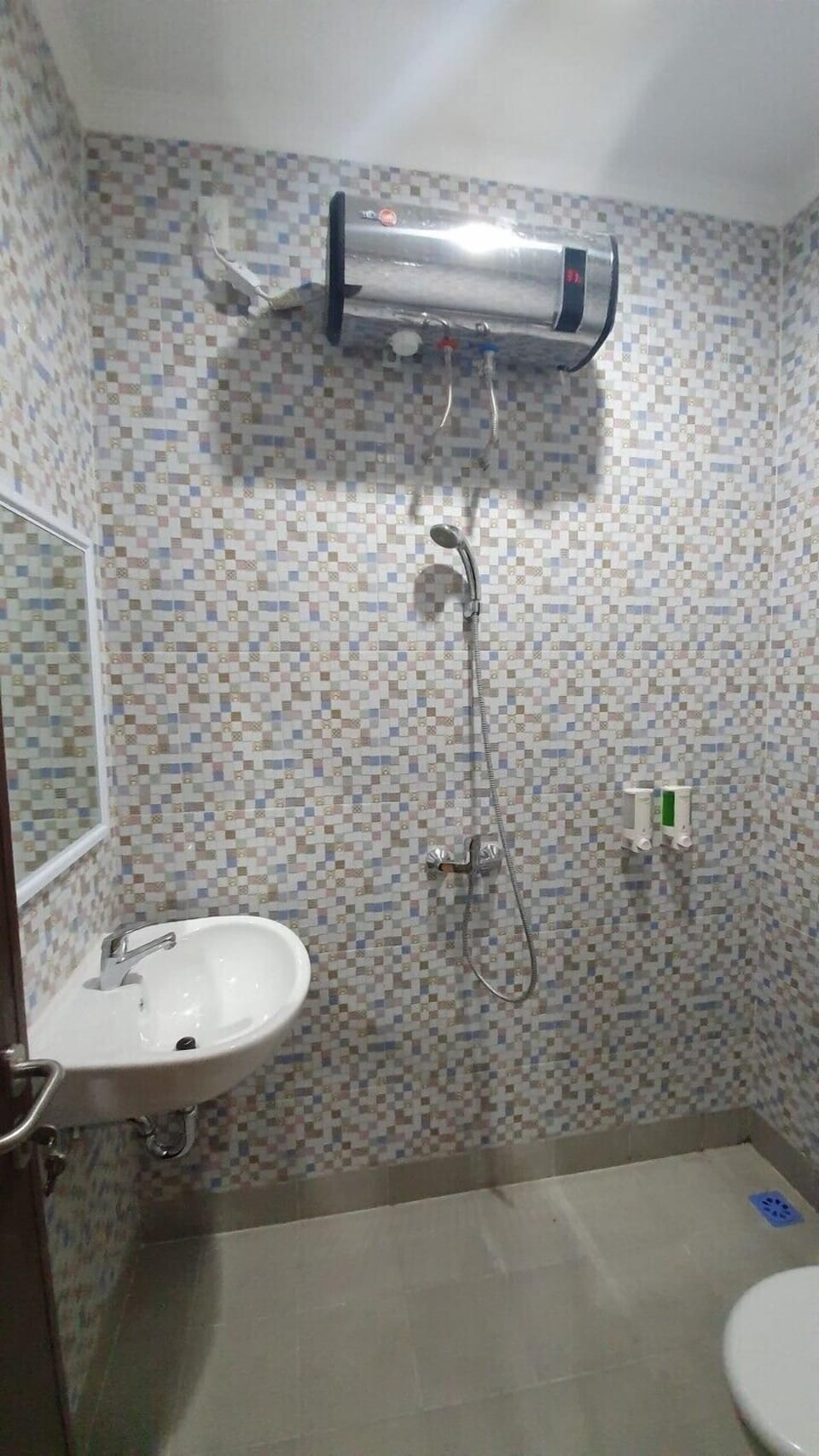 Shower, towels, soap, shampoo