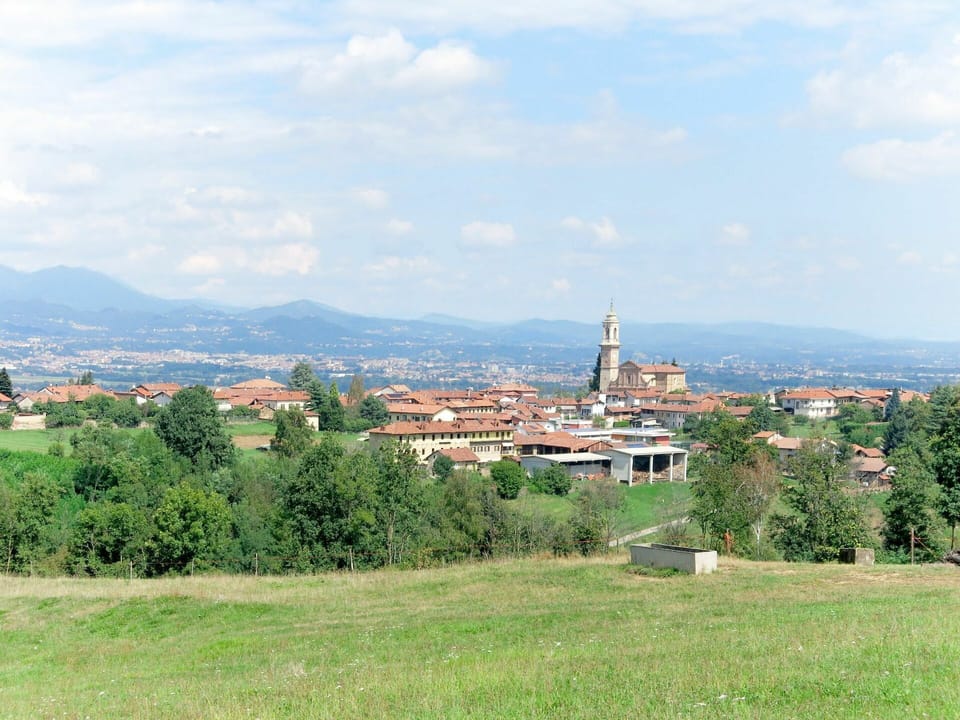 Sky, Town, Hill, Urban Area, Human Settlement, Daytime, City, Grass, Hill Station, Tree