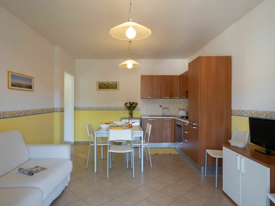 Room, Property, Building, Furniture, Floor, Interior Design, House, Real Estate, Ceiling, Table