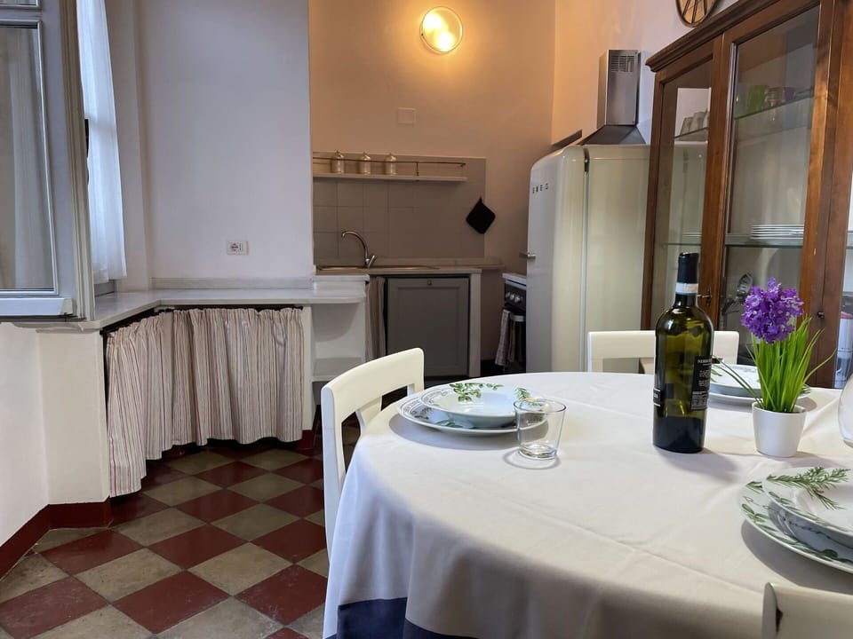 Table, Furniture, Tableware, Interior Design, Tablecloth, Plant, Floor, Chair, Flooring, Bottle