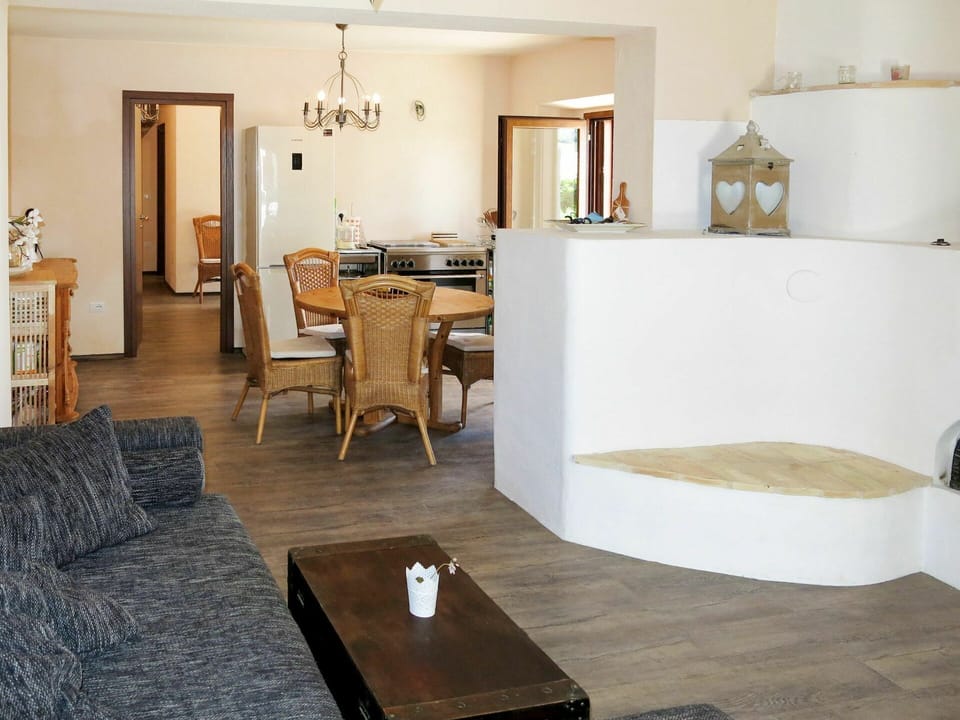 Table, Property, Furniture, Picture Frame, Wood, Building, Lighting, Comfort, Interior Design, Chair