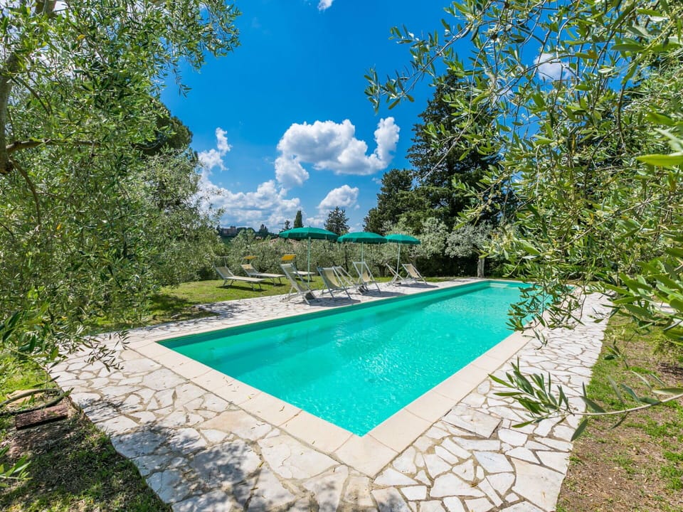 Water, Cloud, Sky, Water Resources, Plant, Azure, Shade, Swimming Pool, Grass, Tree