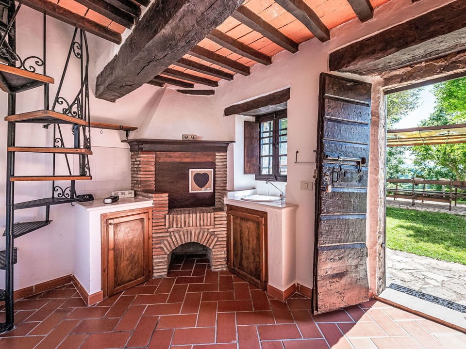 Property, Plant, Window, Wood, Building, Brick, Lighting, Brickwork, Interior Design, Wood Stain