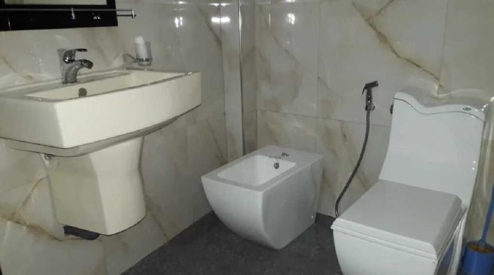 Rainfall showerhead, towels